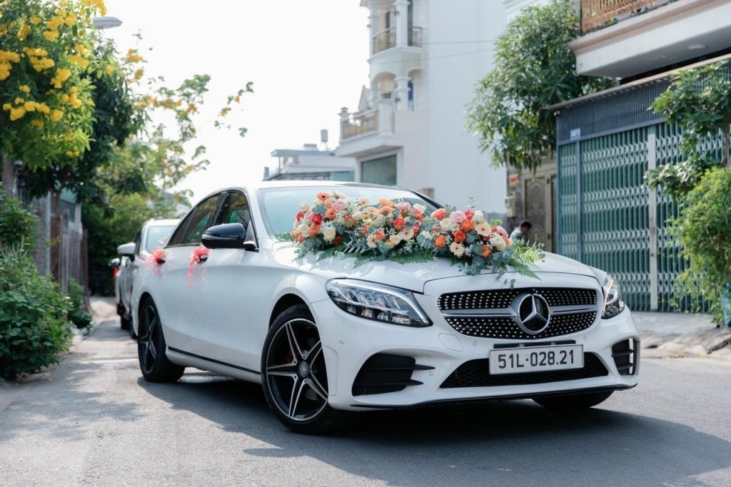 Mercedes E300 4 chỗ: Sự lựa chọn tinh tế cho lễ cưới thêm trọn vẹn